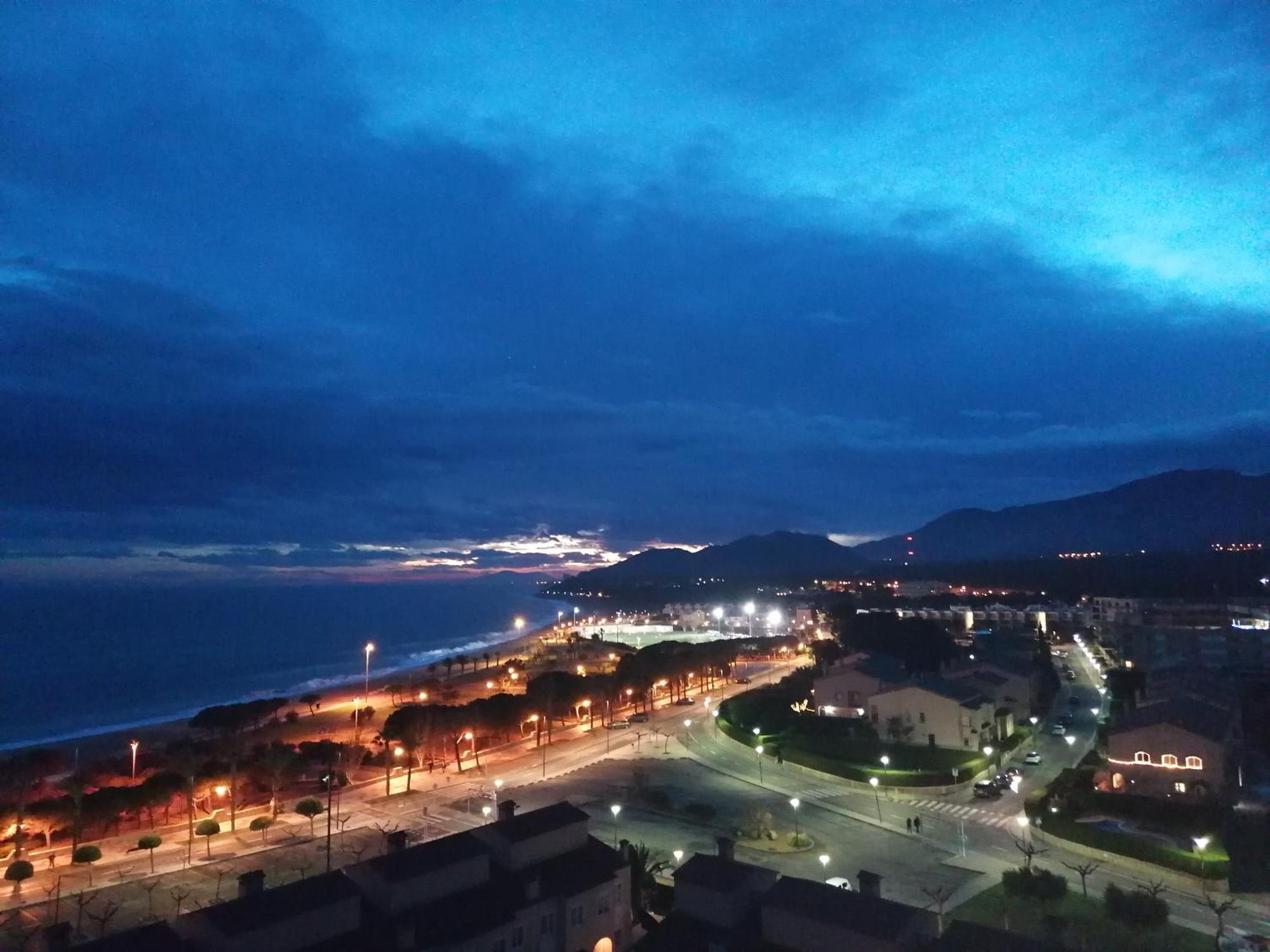 Con Terraza, Vistas Playa Y Montana Vandellòs i l’Hospitalet de l’Infant
