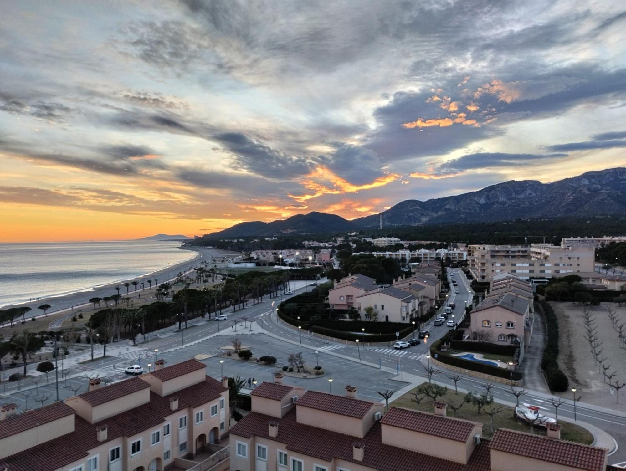 Con Terraza, Vistas Playa Y Montana Appartement *